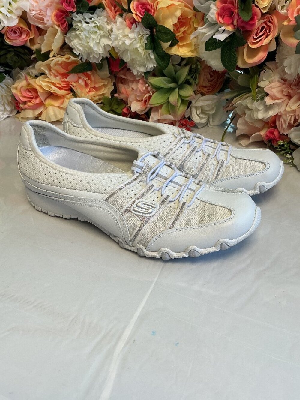 Skechers Women’s White Silver Slip-On Walking Sneakers Size 9.5